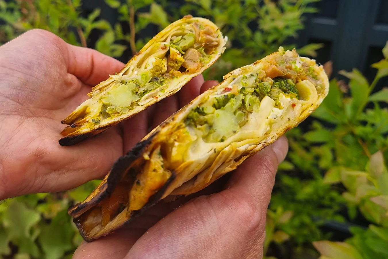 Grillede tortillas med røget laks og broccoli