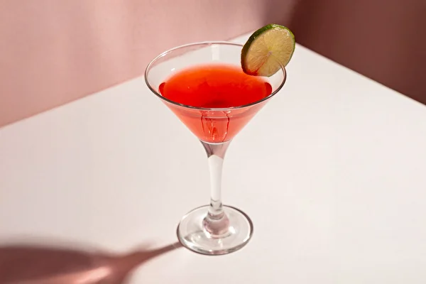 Cosmopolitan - en tidløs drink i hjemmelavet udgave