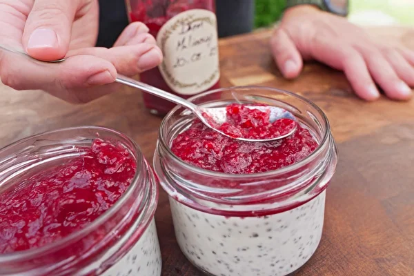 Kokos-chiapudding med hindbærmarmelade