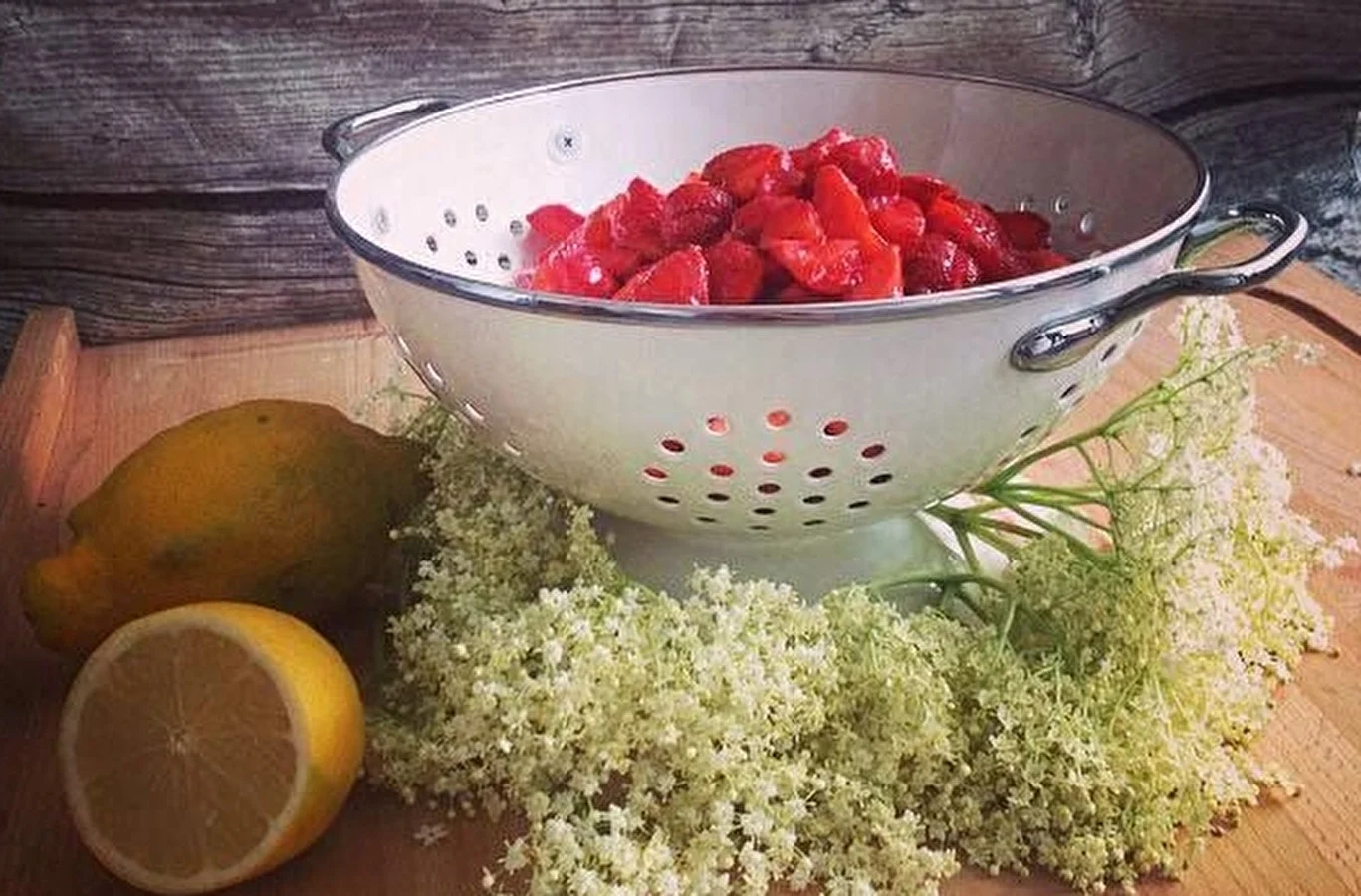 Jordbærmarmelade med hyldeblomster