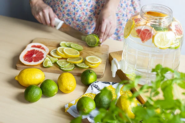 Hjemmelavet isotonisk drik med citroner, lime og grapefrugt