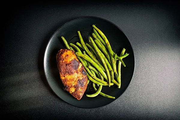 Hjemmelavet kylling sous-vide med aspargesbønner