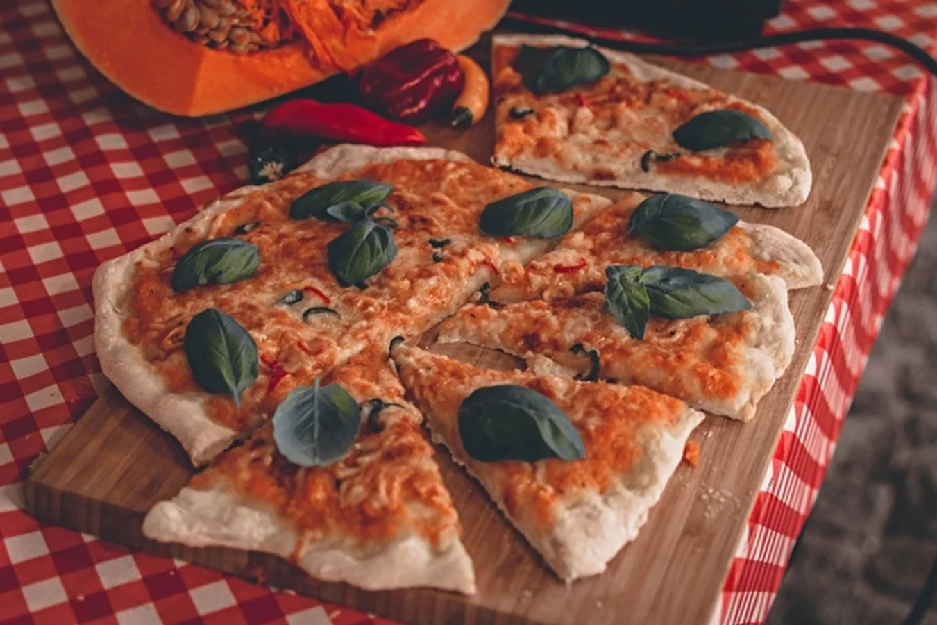 Hjemmelavet pizza med græskarsauce