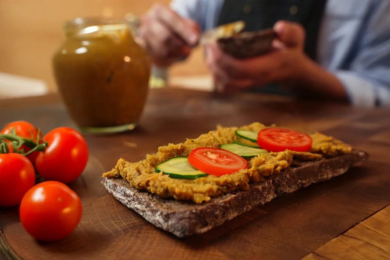 Vegansk postej af linser og græskar tilberedt i skinkekoger