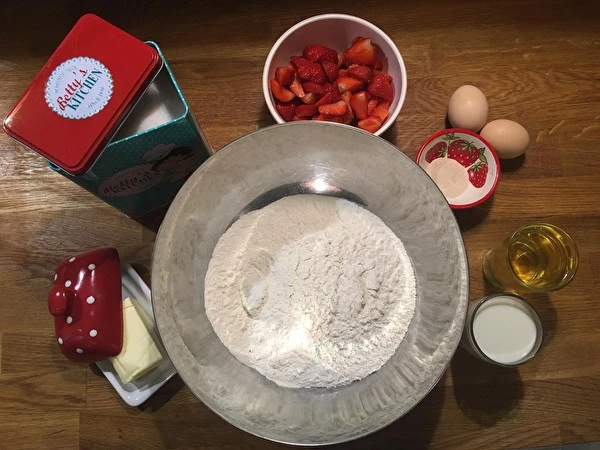 Gærkage uden æltning med jordbær