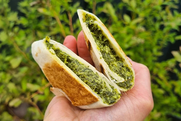 Grillede tortillaer med spinat og feta