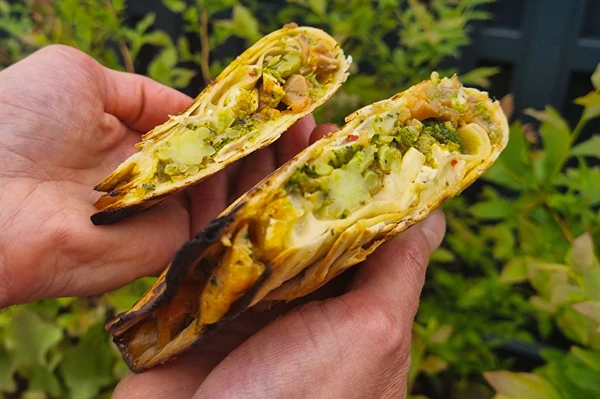 Grillede tortillas med røget laks og broccoli