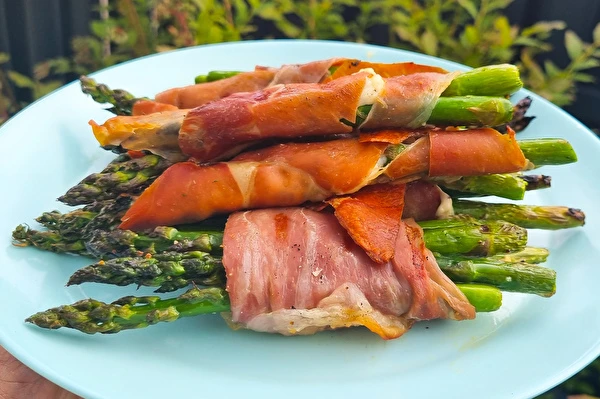 Grønne asparges i parmaskinke fra gasgrill