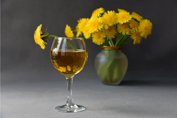 Hjemmelavet vin af mælkebøtte