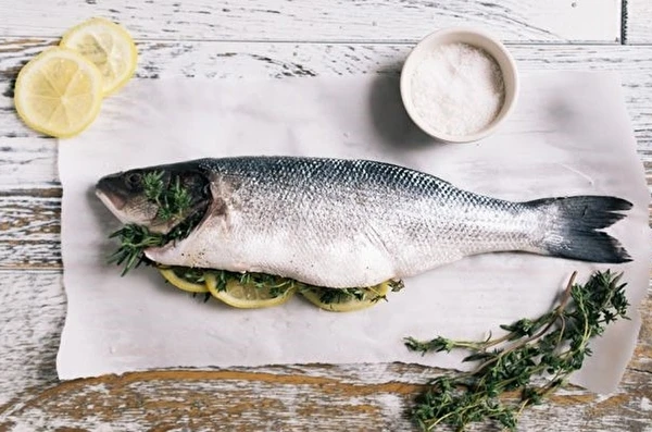 Hjemmerøget ørred i dildlage