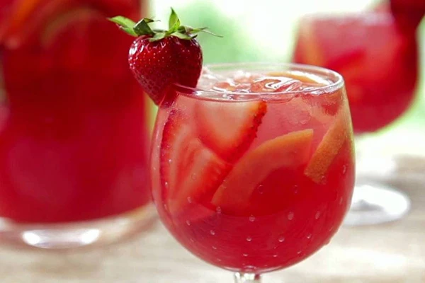 Jordbærvin med et strejf af hyldeblomst