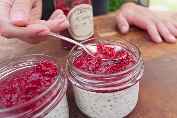 Kokos-chiapudding med hindbærmarmelade