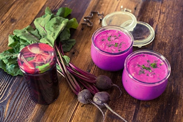 Kold rødbedesuppe med fermenteret rødbedesaft