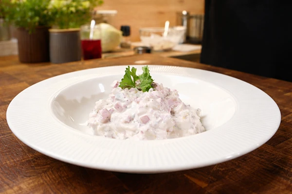 Sild med fermenterede blommer og æble