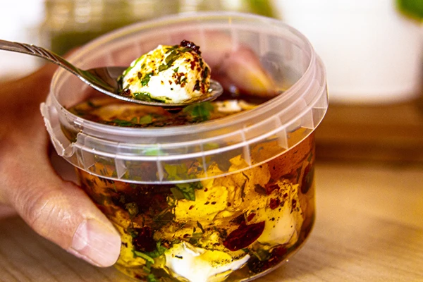 Små yoghurtskugler i olivenolie med krydderier