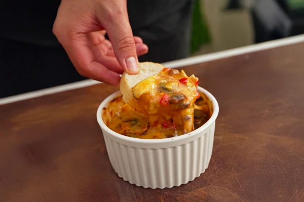 Smeltende camembert med ferskenmarmelade