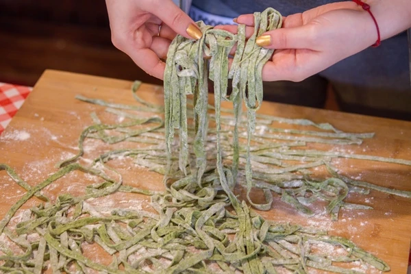 Spinatpasta med kvark og bacon