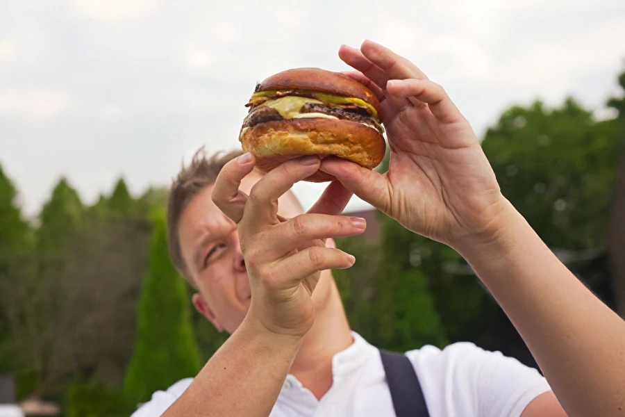 Burger med bananketchup, bacon og whisky-mayonnaise