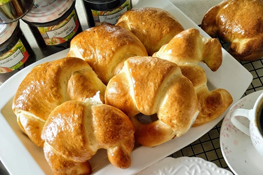 Browin Przepiśnik - Spelt-horn af gærdej med blommemarmelade